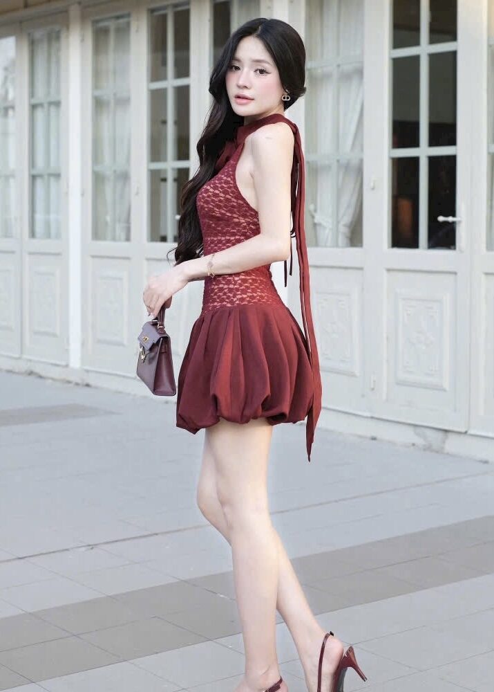 Đầm ren cổ yếm