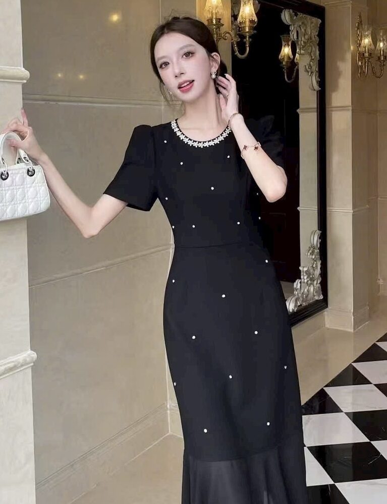 Đầm Qc cao cấp cổ tròn đính đá